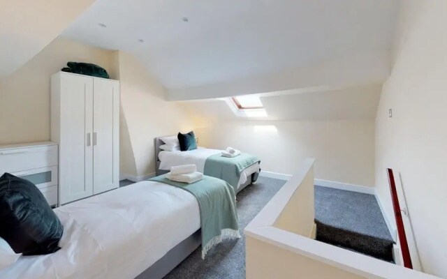 Stayzo Stylish House Accommodation in Westminster