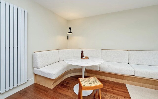 Luxury Designer Flat in Putney by Underthedoormat