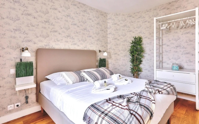 B 823 - Buttes Chaumont - Spacieux appartement