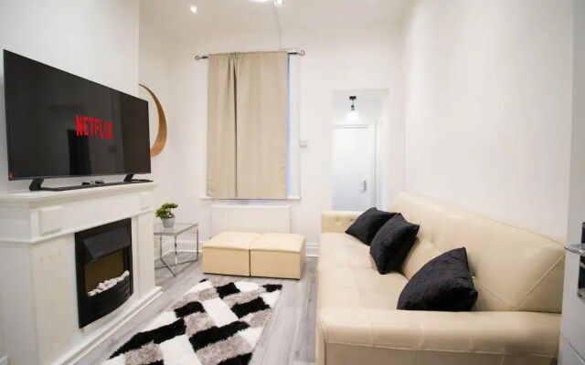 London Apt - Sleeps 4 - Parking - Wifi