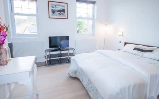 Stunning Split Level Spacious Studio Flat