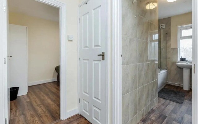 2-bed House - Sleeps 7 & Free Parking