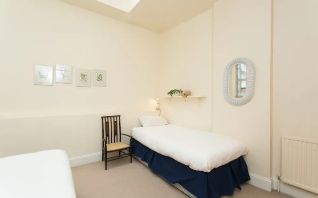 Veeve - Rosey Rosslyn Flat