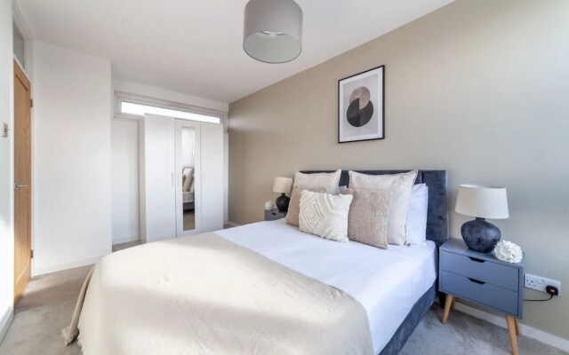 High-End 2 Bed Flat near Westfield London