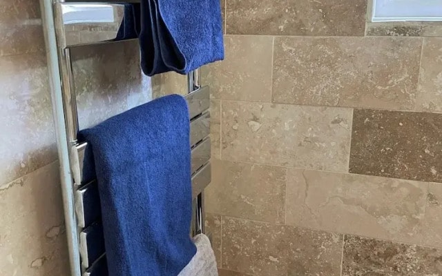 London Apartment - Sleeps 3-city Escape- Balcony