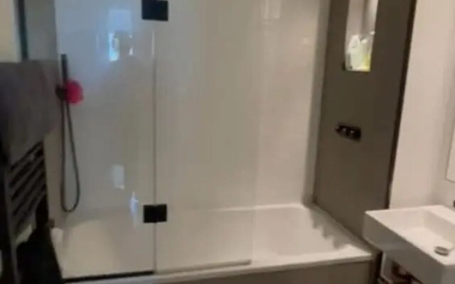 Central Wembley 2BR Modern Clean Connected