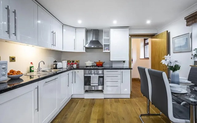 Stunning Light Filled 2 Bed Apartment + Parking Sleeps 7