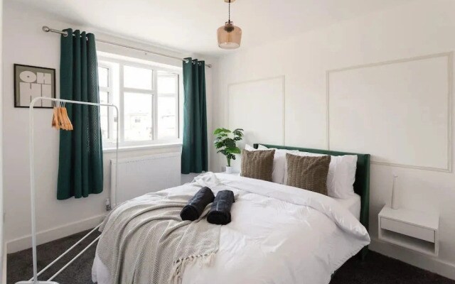 Perfect Booking 4 Bed Home in Stockport