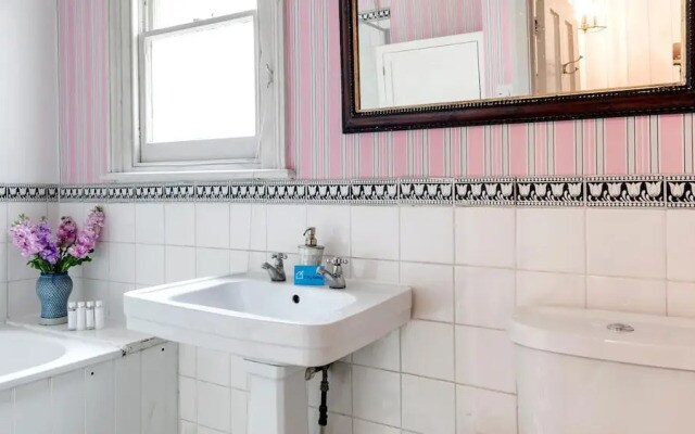 Bright Parsons Green Maisonette