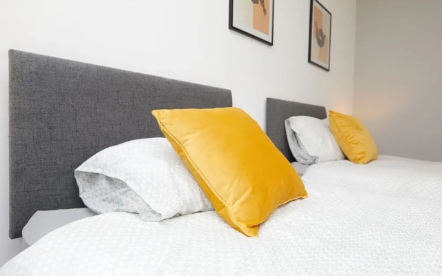 Derby City 3 Bed House- Roof Terrace