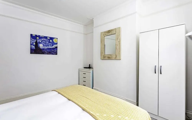 Cozy 2 Bed Apartment in Chiswick
