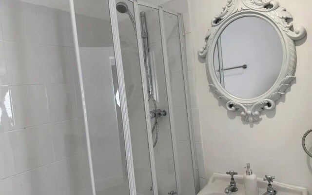 Urban Calm Spacious 3-bed Home With Free Parking