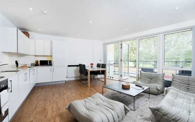 Bright Stylish 2BR across from Victoria Park