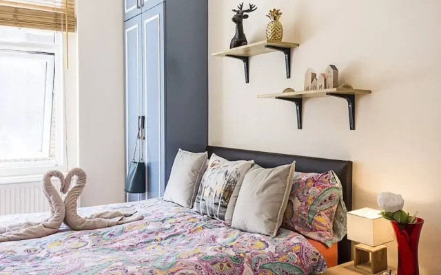 Private Homely Bedroom in Kensington R2