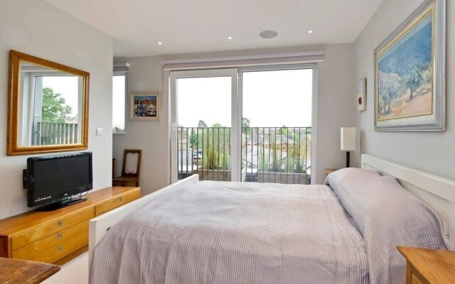 Fabulous 2-bed Penthouse, Wimbledon