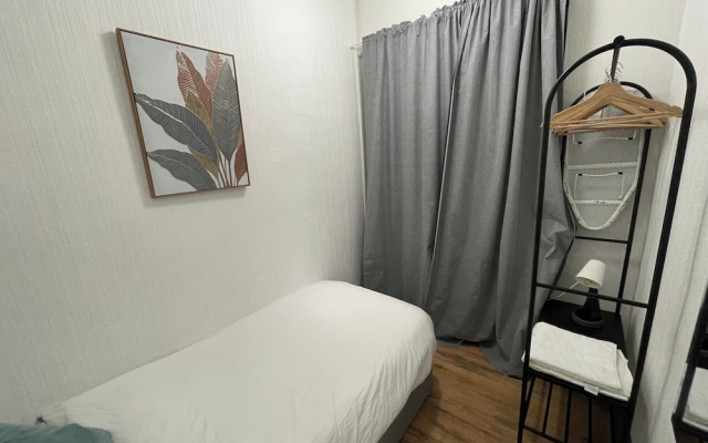 Large 4-bed Home, Free Parking, Near City Center