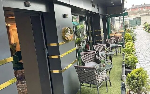 Отель Crowned Plus Hotel