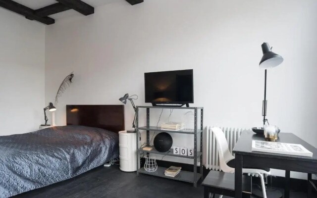 The Black Canal view private studio