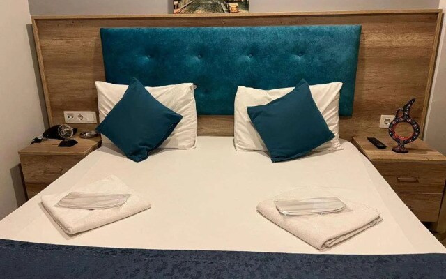 Destinia Pera Suites