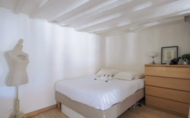 Stylish Apartment for 2 in the Heart of Paris