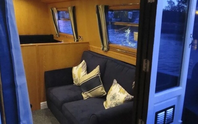 Houseboat Hotels