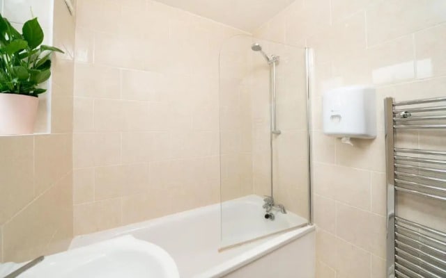 F4 Modern Double Room (Sandycroft Guest House)