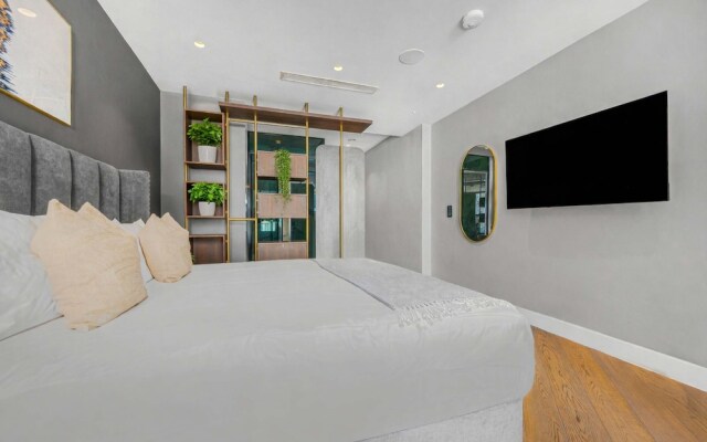 The Royal Mews - Soho - by Frankie