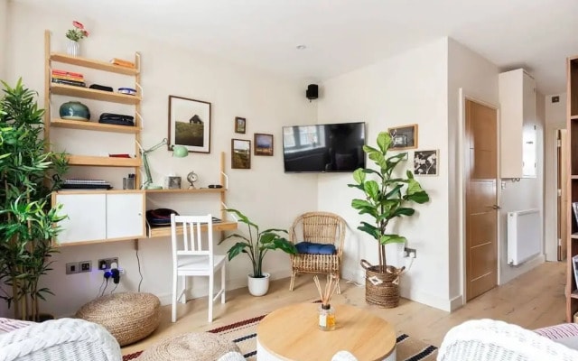 Large Luxury Studio in Heart of Richmond