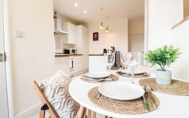 Right by Oval Station - 2 bed Flat Free Wifi