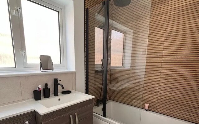 Nottingham 2-bed House, Sleeps 4, Pet Friendly