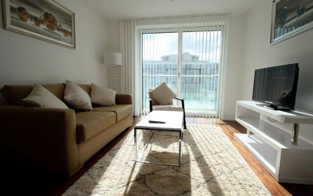 Lovely 2-Bed/2-Bath Apartment In Lincoln Plaza