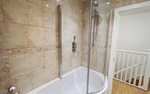Northolt - House - Sleeps 6 - Parking - Garden