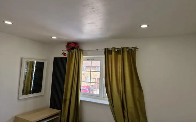 Cozy Dagenham Retreat - 2BR House