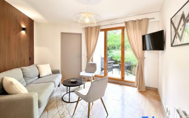 Porte de Versailles studio with terrace