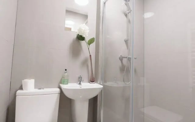 D'luxe 5-bed House - Sleeps 12 & Private Parking