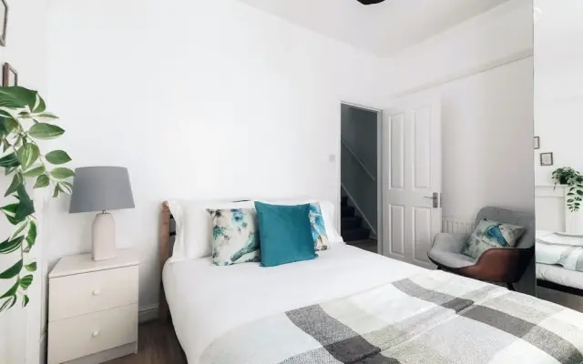 4 Bed House - Sleeps 6 - Garden, Pets, Wifi