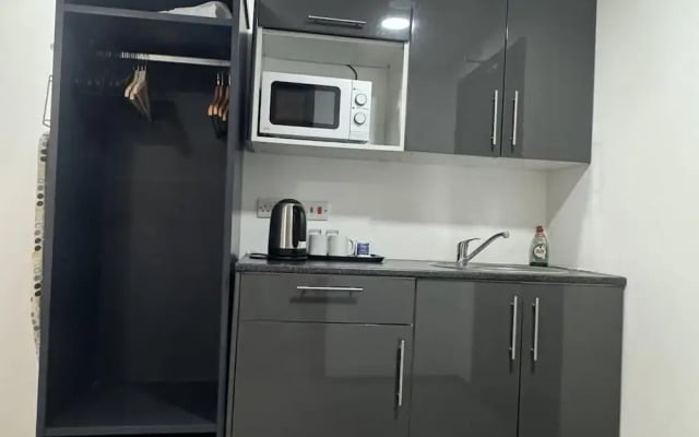 Studio - Sleeps 2 - Parking - Wifi