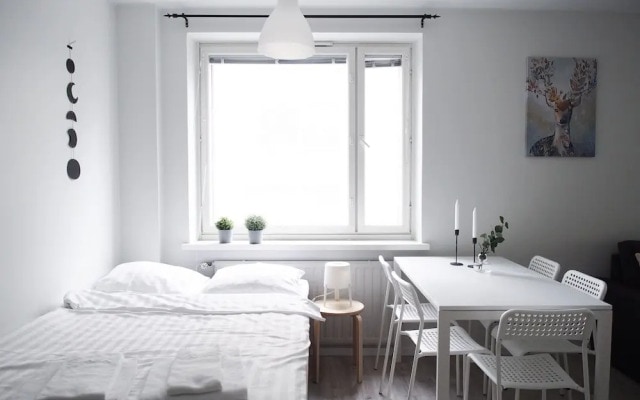 Spacious Downtown Apt with Balcony that Hosts 10