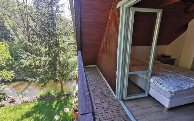 Sunny Wooden House on Creek, 30 Minutes Prague