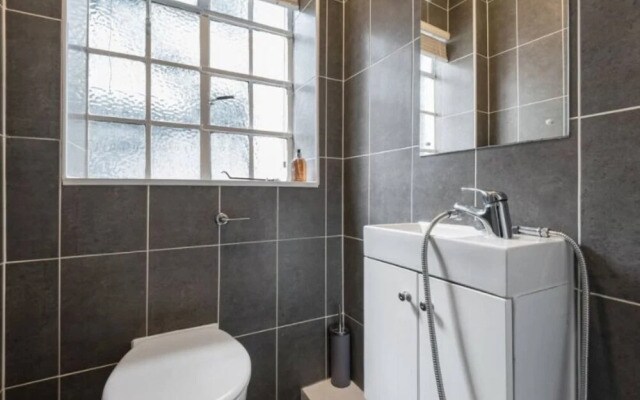 Spacious 5 Bed  Next to Regents Park Flat 11