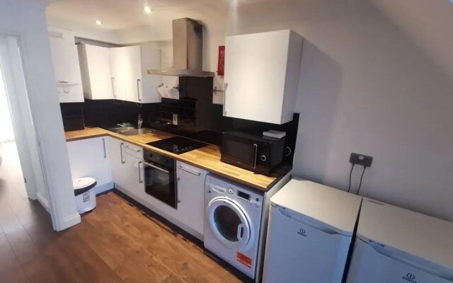 City Apartment Sleeps 4 With Garden