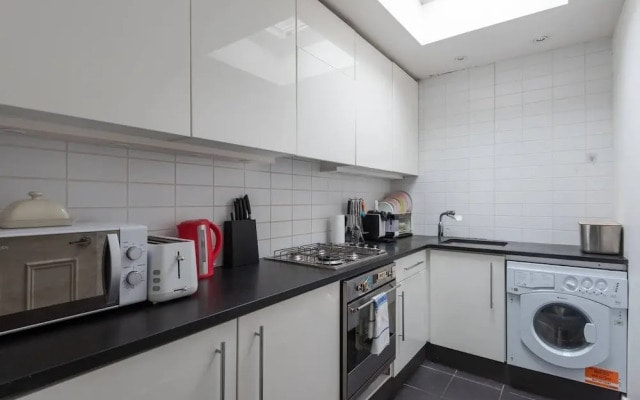 Comfy And Bright 2Br Home In West Kensington Fits 4
