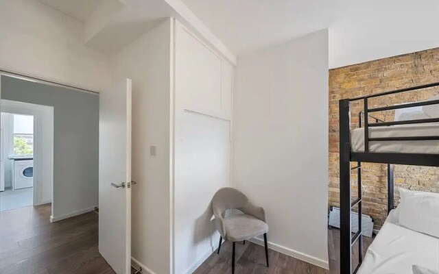 Large 1 Bedroom Studio in Old St