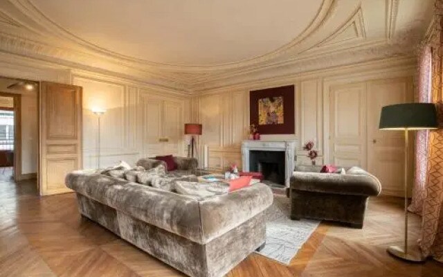 Montaigne Iii In Paris