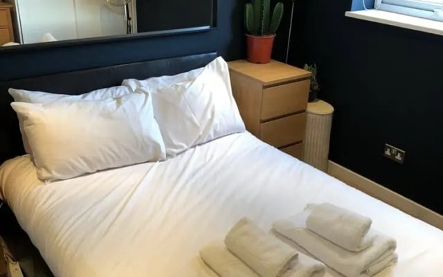 Charming 1 Bed Near Tube with Parking Permit