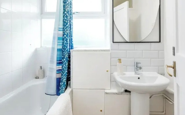 Cozy 2 bedroom flat- Heart of Victoria