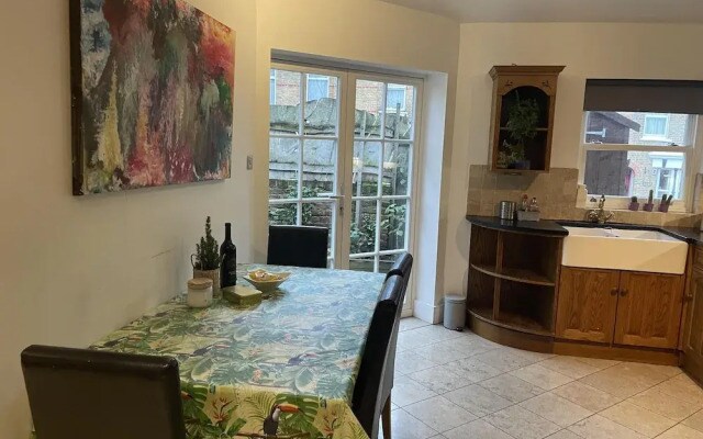 Traditional Elegant Spacious English Home, 4bdr