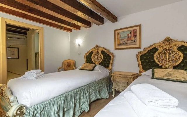 Gondola Luxury - Campo Santi Filippo e Giacomo by Wonderful Italy