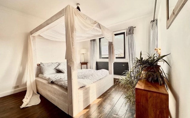 Designer Villa With spa and Magical Views, 5 bdr