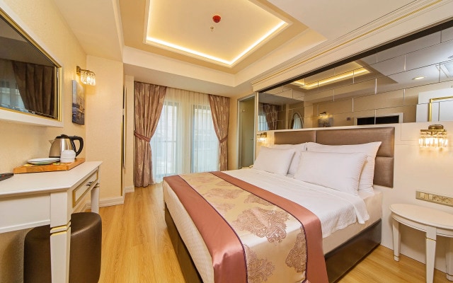 Grand Naki Hotel